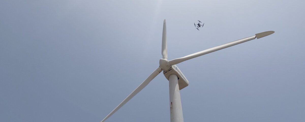 Dron del proyecto AEROGENIA durante las pruebas de inspección de un aerogenerador real en el ITER, Tenerife