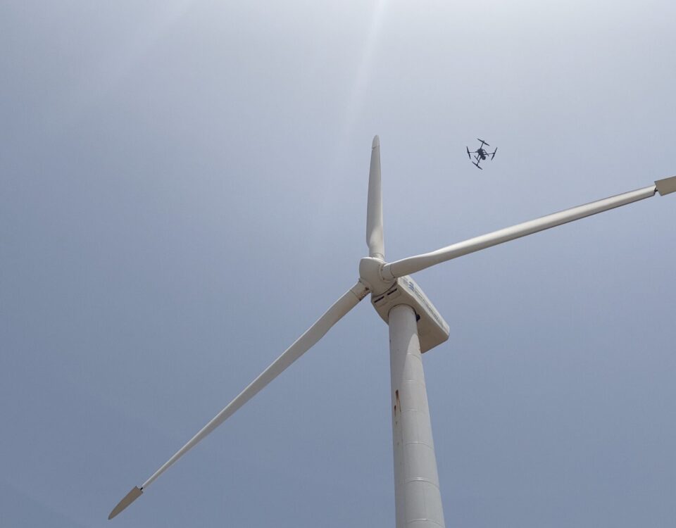 Dron del proyecto AEROGENIA durante las pruebas de inspección de un aerogenerador real en el ITER, Tenerife