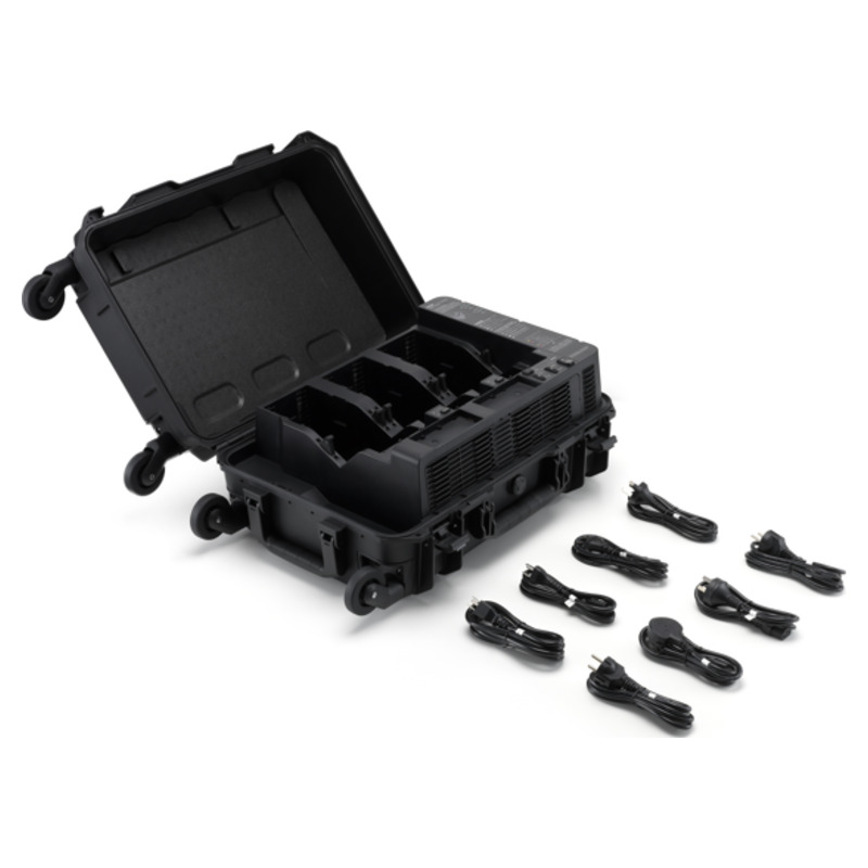 Estación DJI BS100 abierta, tres alojamientos para TB100 y cables de alimentación