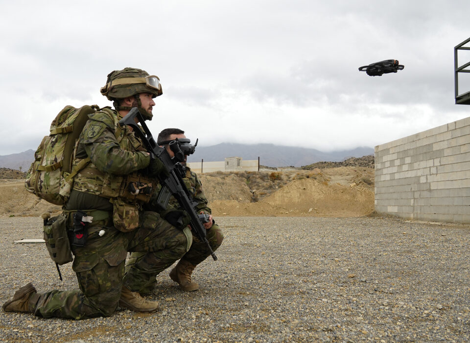 Dos militares del Ejército de Tierra durante una práctica de vuelo FPV, con un dron en el aire. Fotografía de archivo ajena a la licitación.