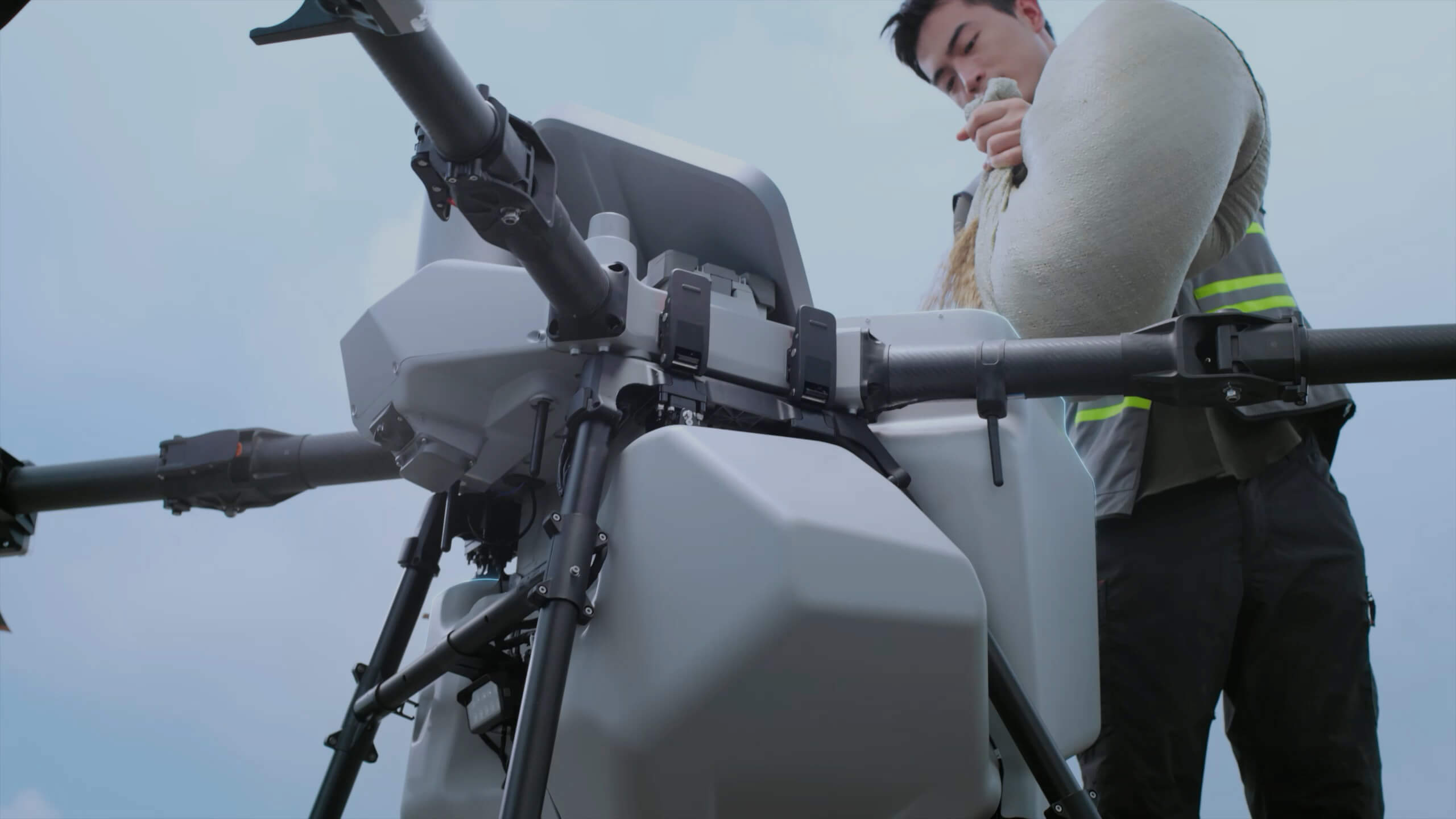 Carga de material en el depósito de esparcimiento del DJI AGRAS T100