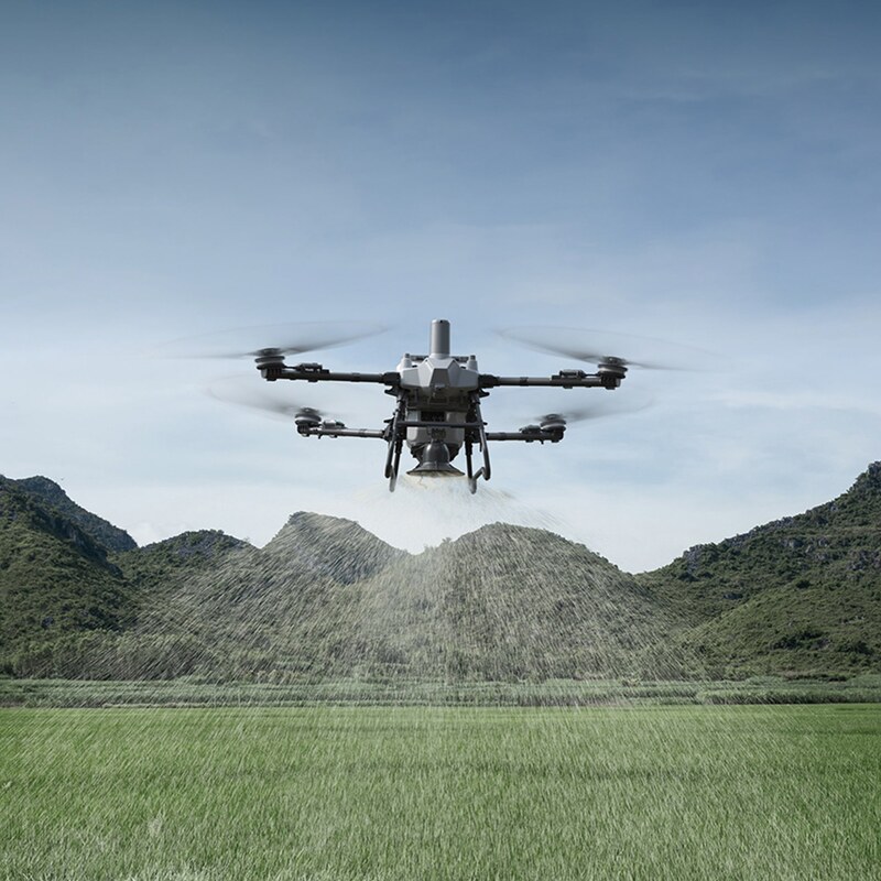 DJI AGRAS T55 con sistema de esparcido DS80L en funcionamiento