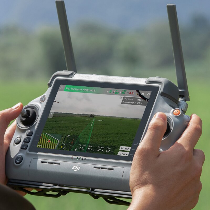 DJI RC Plus 2 AG en uso