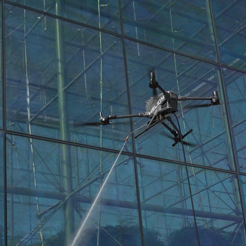 Helion S1 limpiando una fachada con un dron DJI Matrice