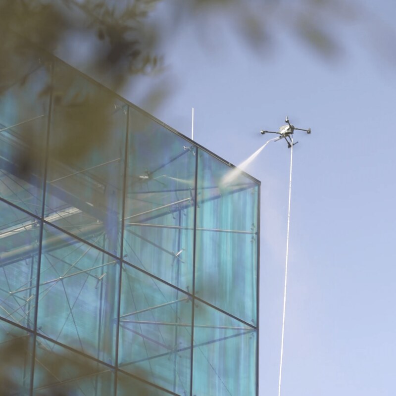 Helion S1 realizando limpieza aérea de una fachada