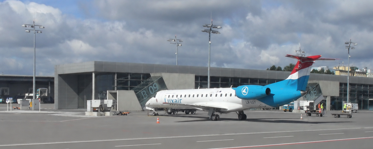 Dron DJI Matrice 4E en vuelo frente a la terminal del aeropuerto de Luxemburgo-Findel