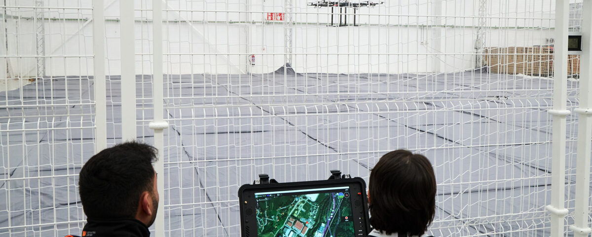 Personal técnico supervisando un dron en las instalaciones de ensayo de TECNALIA