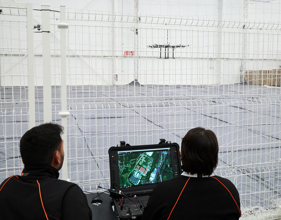 Personal técnico supervisando un dron en las instalaciones de ensayo de TECNALIA