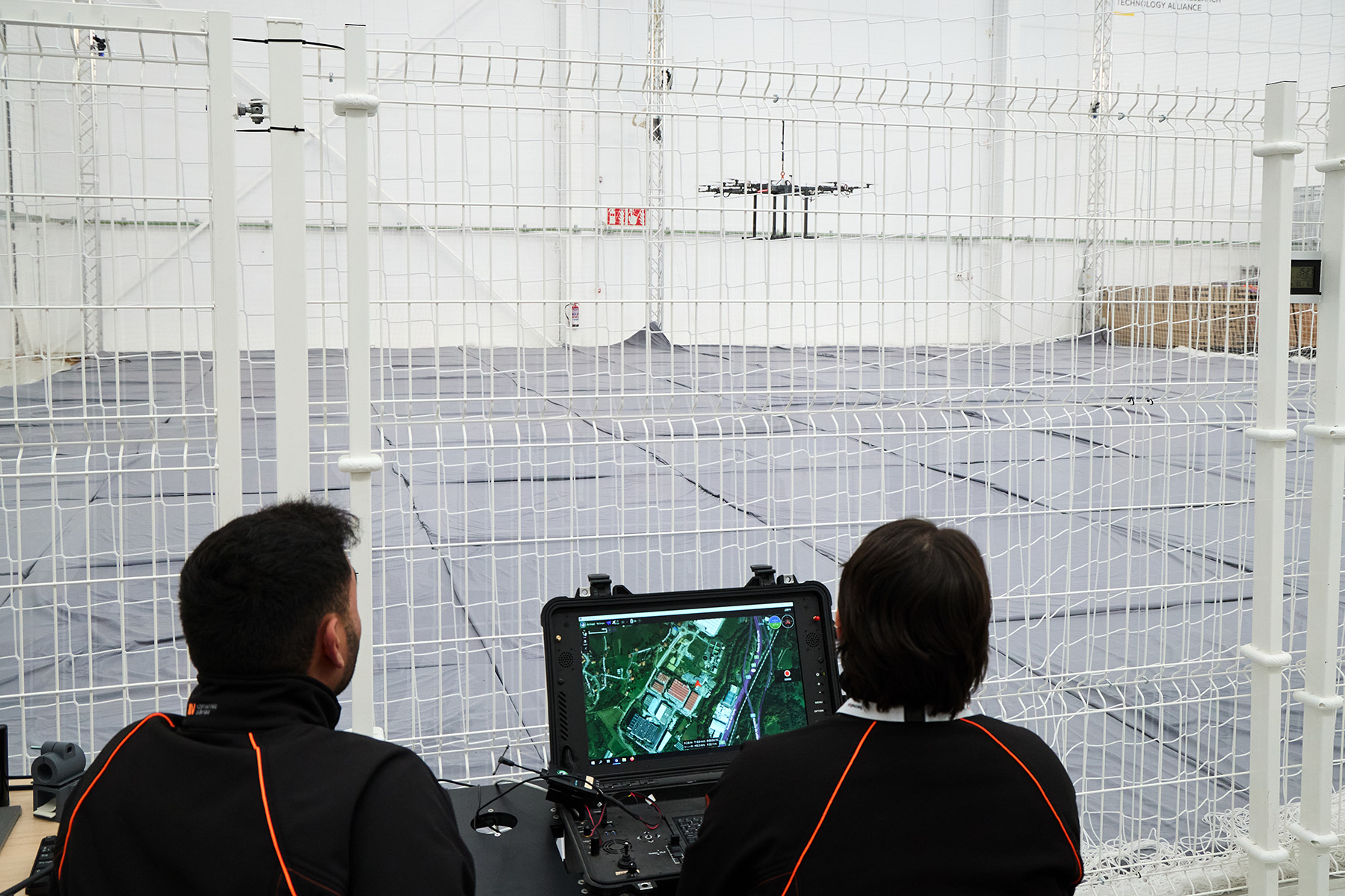 Personal técnico supervisando un dron en las instalaciones de ensayo de TECNALIA